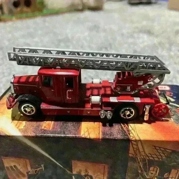 Matchbox Models Of Yesteryear Fire Engine YFE05 1932 Mercedes-Benz Ladder Truck - Picture 8 of 12